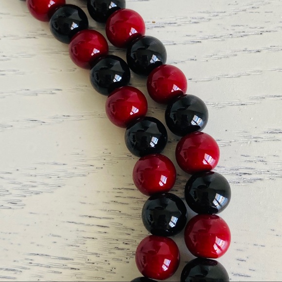 Black and red necklace - Picture 3 of 5